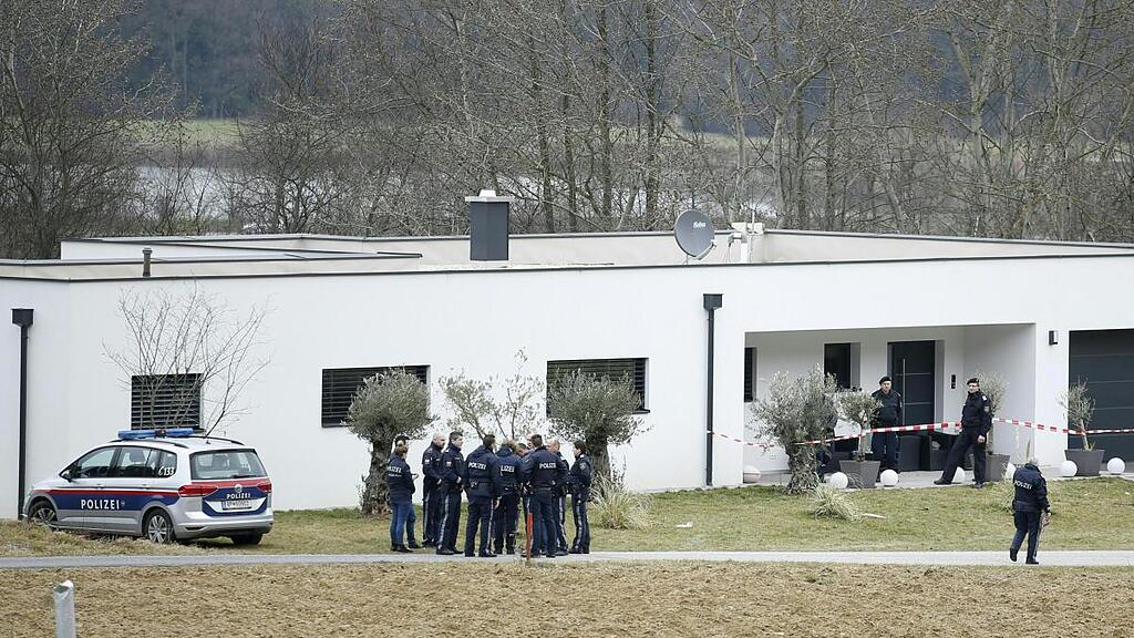 Die Frau wurde mehrfach durch Schüsse am Oberkörper getroffen