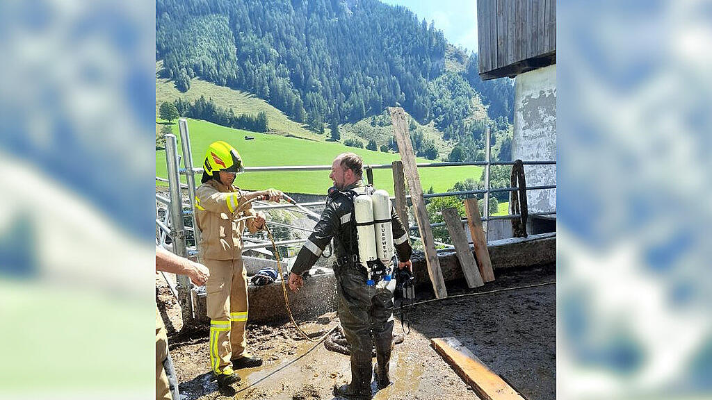 FF Rauris rettet Kalb aus Jauchegrube