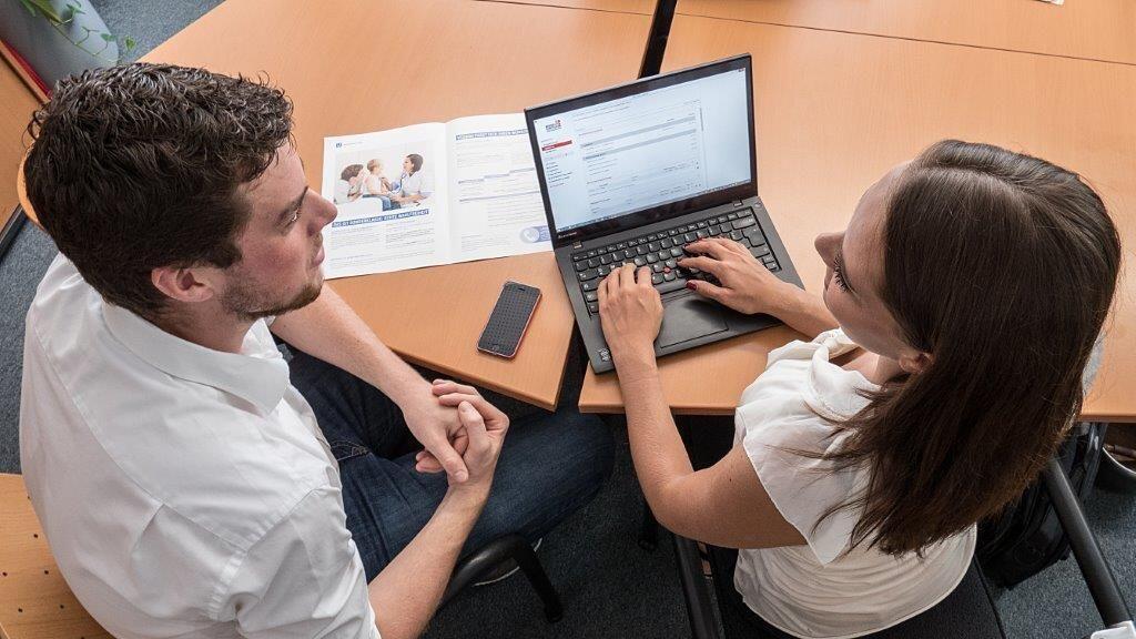 Angelag und Philipp bei der Arbeit im Büro.