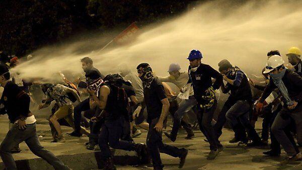 Wasserwerfer-Einsatz bei Protesten in Istanbul