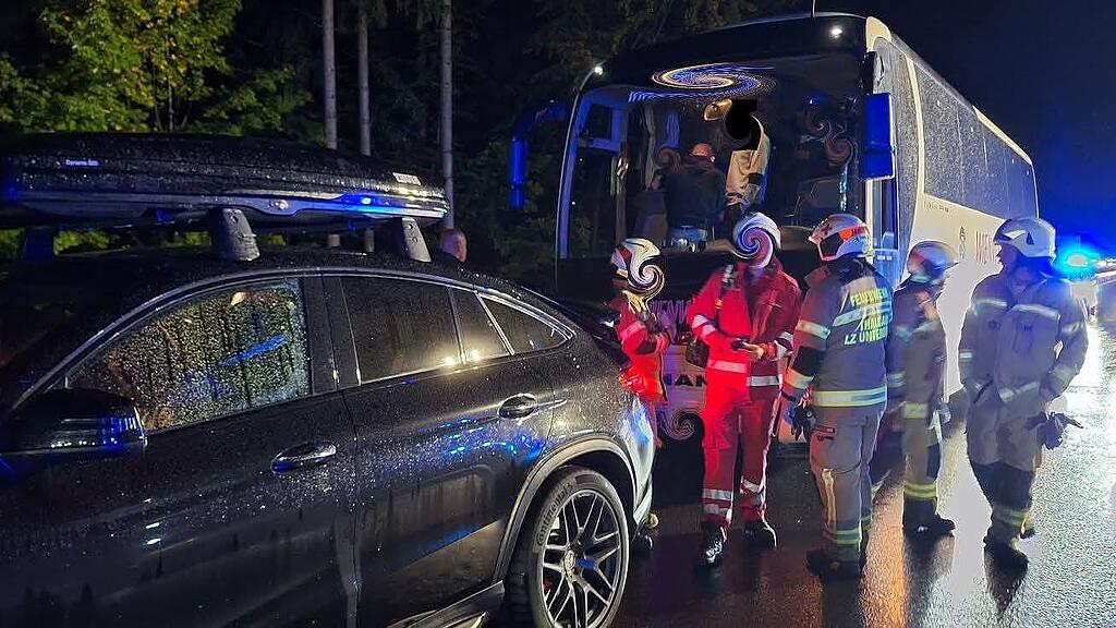 Crash mit Reisebus und Auto auf A1 in Thalgau: Ein Verletzter