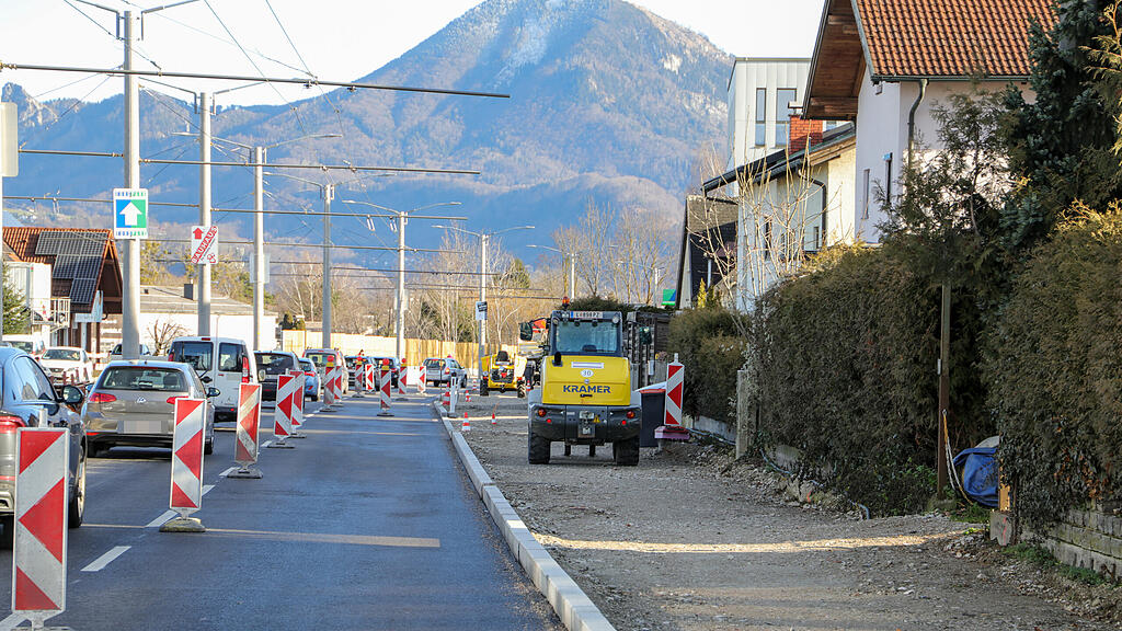 Baustelle für Geh- und Radweg auf Münchner Bundesstraße