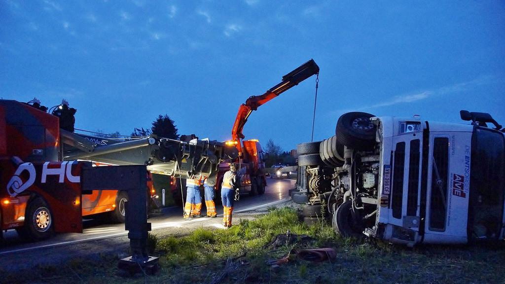 Lkw kippt auf A1 um