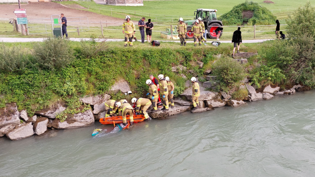 Zwei Paragleiter-Pilotinnen stürzen in Bramberg in die Salzach