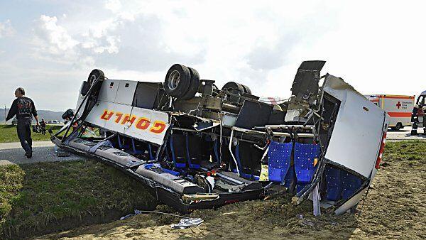Schulbus wurde aufs Dach geschleudert