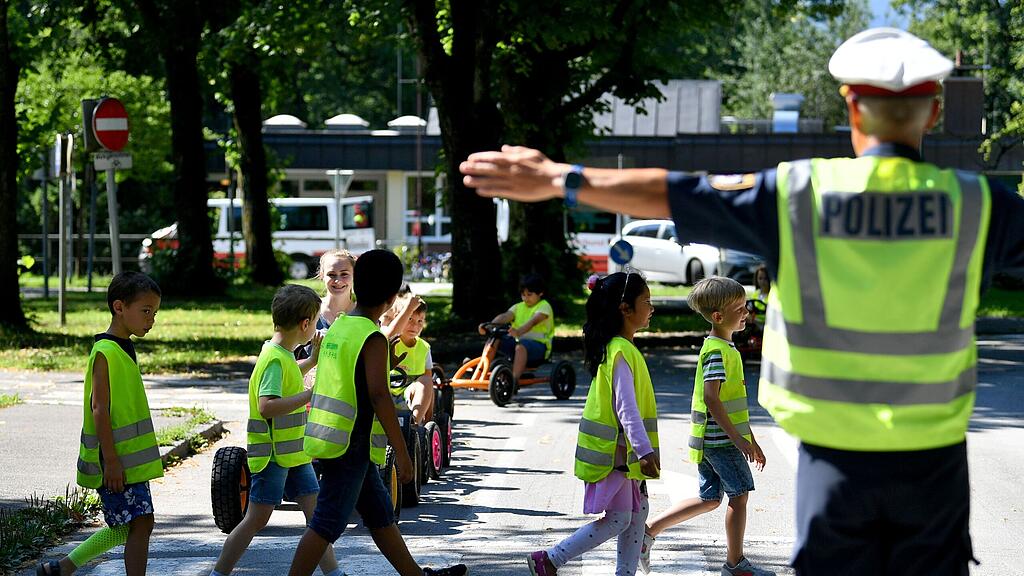 Vor vier Salzburger Schulen kommen Absperrgitter. (Symbolbild)