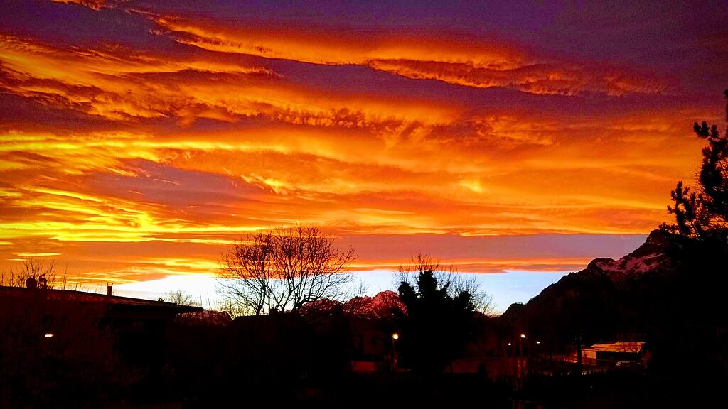 Wundersch\u00f6ner Sonnenaufgang \u00fcber Salzburg III