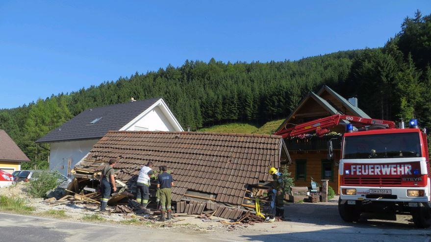 Klein-Lkw stürzt auf Carport