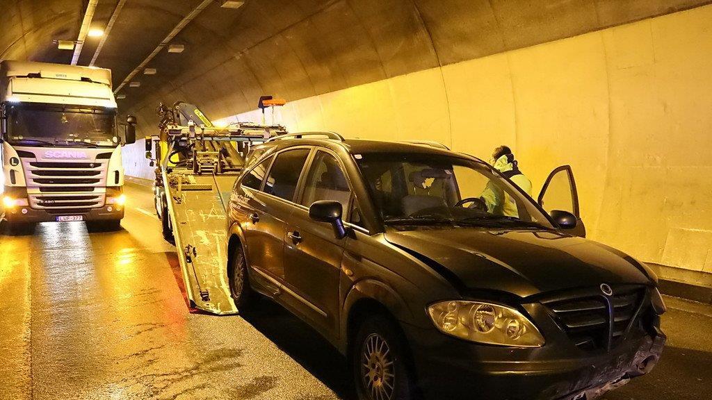 Pkw kracht gegen Tunnelportal