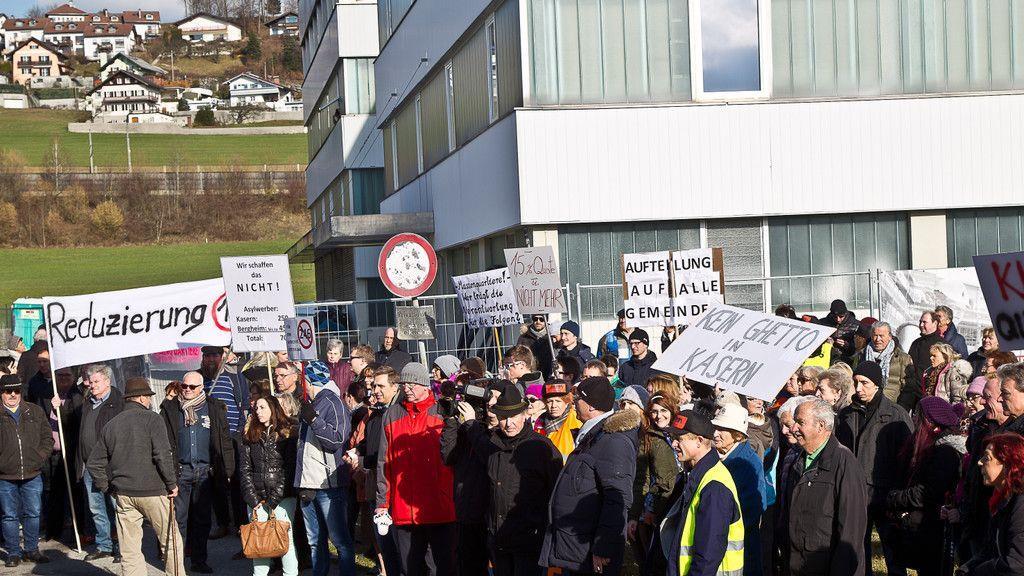 200 Personen demonstrieren gegen Asyl-Großquartier in Straniakstraße