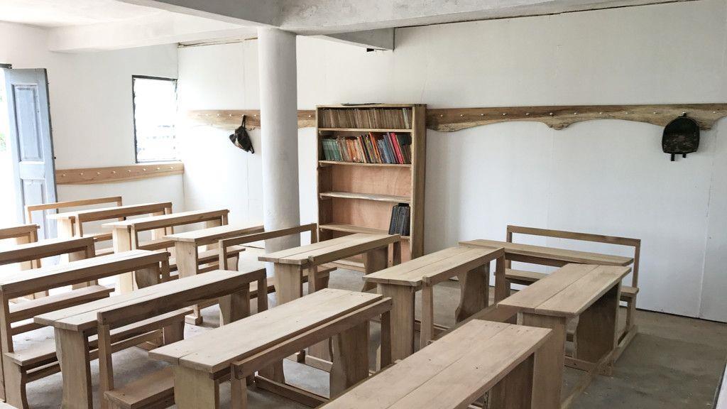 Lehrer baut Schulbänke in Ghana