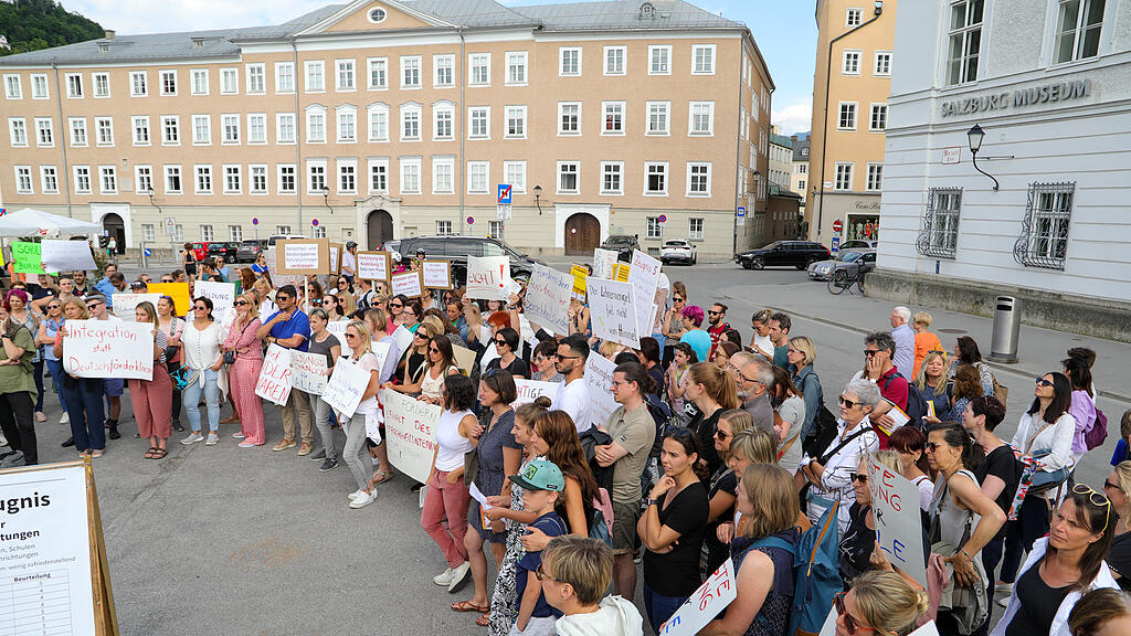 "Bildung brennt" - Kundgebung am Mozartplatz