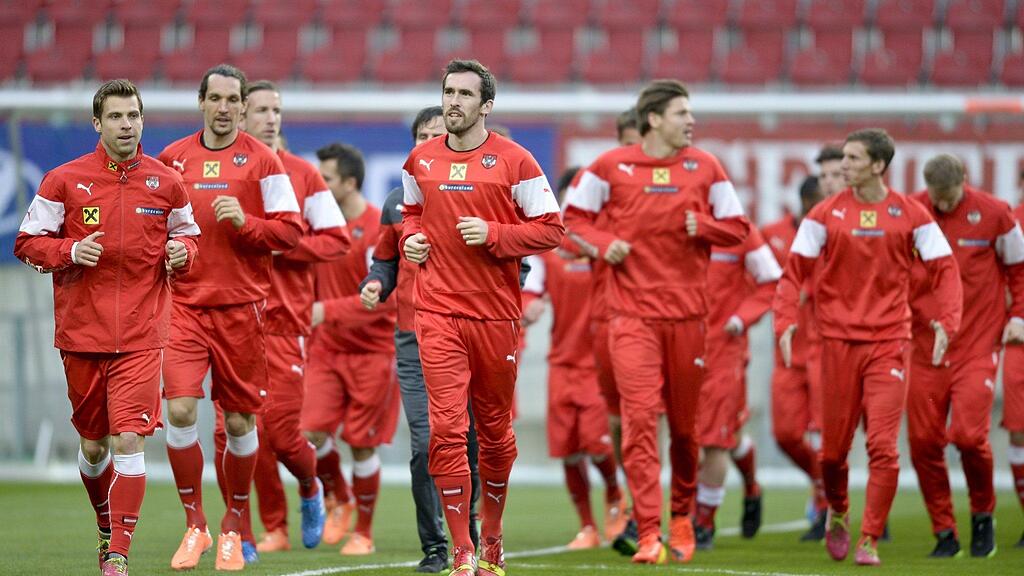 Christian Fuchs (Mitte) führt das Nationalteam an. Markus Scharrer hätte gerne Andi Ulmer, von Red Bull Salzburg, an seiner Stelle gesehen.