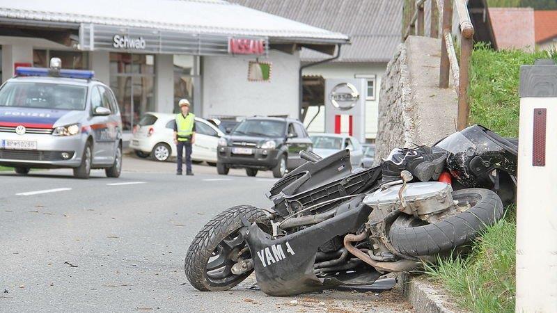Köstendorf: Junger lenker stürzt mit Moped