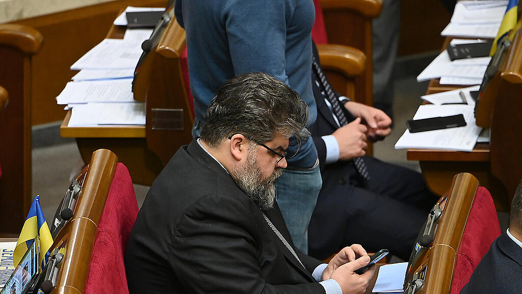 Bogdan Jaremenko am Smartphone im ukrainischen Parlament