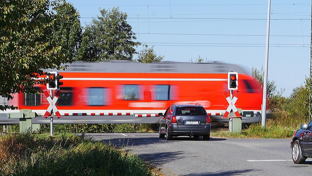 SB: Bahnübergang, Zug,