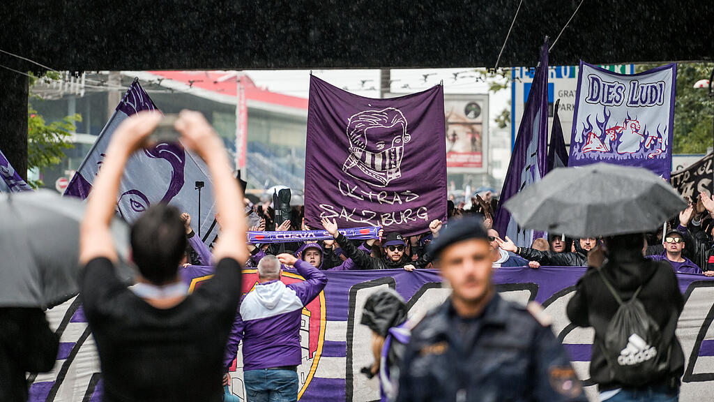 Die Fans von Austria Salzburg beim Fanmarsch vor dem Zweitliga-Spiel gegen den FC Liefering.