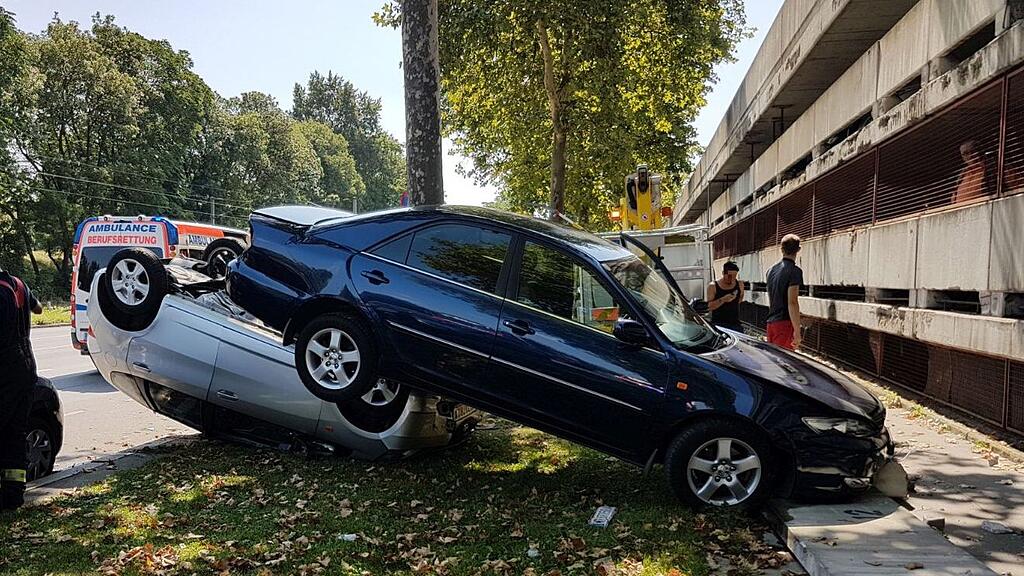 Die Autos landeten nach dem Sturz übereinander.