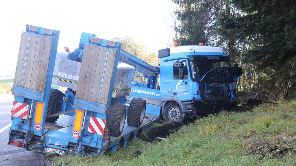 Der Lkw wurde bei dem Unfall schwer beschädigt.
