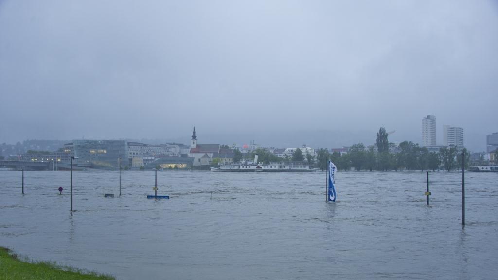 Linz: Donaulände überflutet