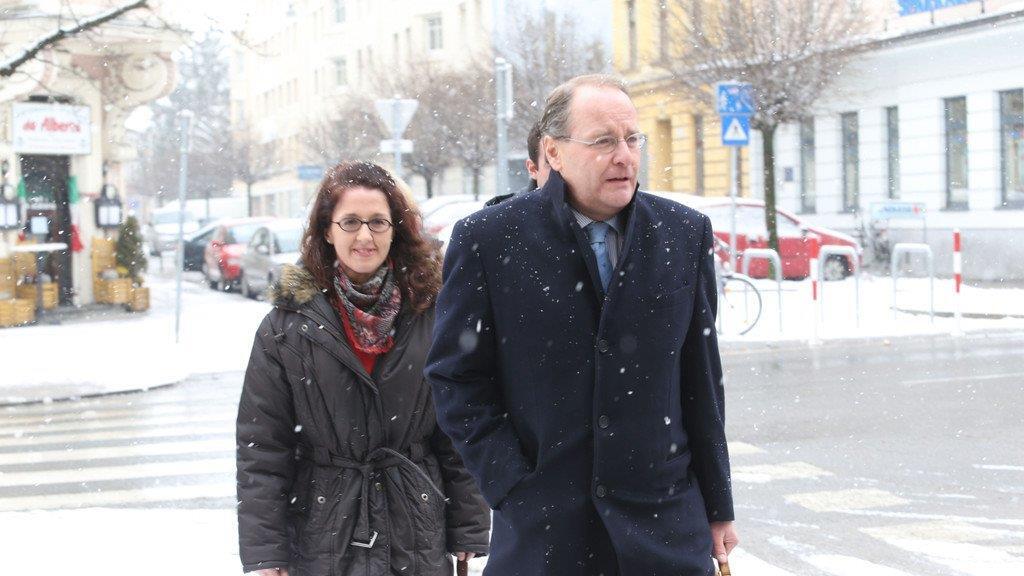 Monika R. tritt vor Medien