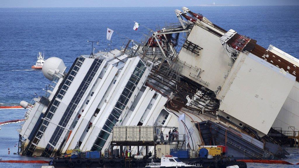 Costa Concordia taucht langsam aus den Fluten auf