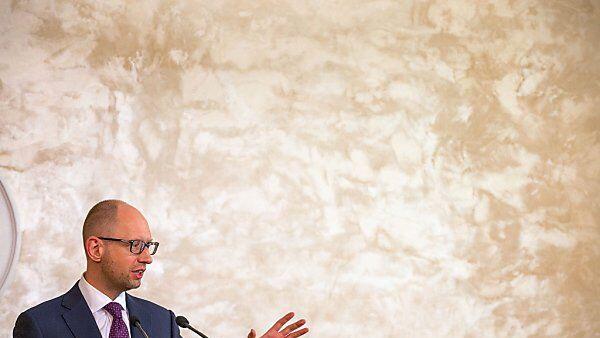 Jazenjuk will Hilfe, aber "nicht mit Worten, sondern mit US-Dollar"