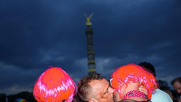 Küsse und bedrohliche Wolken beim Christopher Street Day in Berlin