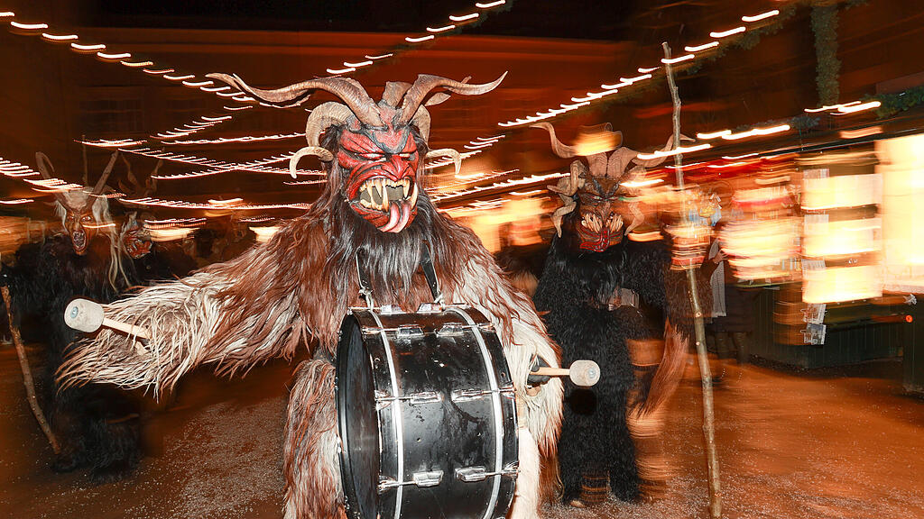 Perchtenlauf in erster Raunacht am Salzburger Christkindlmarkt