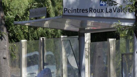 Marseille: Auto rast in Bushaltestelle