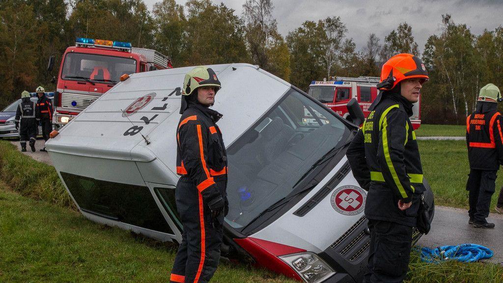 Sternhofweg: Transporter kippt in Graben