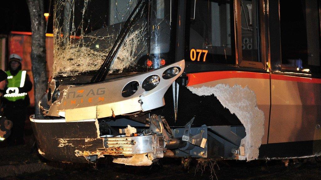 Rettungsauto prallt in Bim