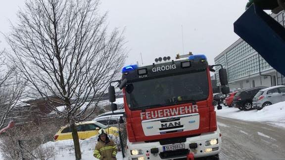 Feuerwehr Grödig rettet Katze von Baum