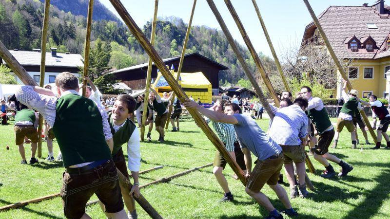 Maibaumaufstellen in Grödig