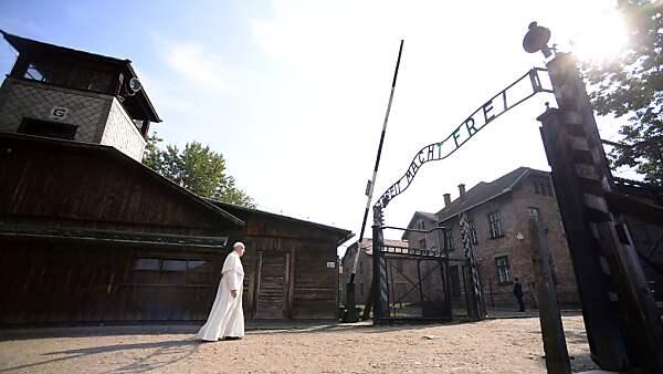 Der Papst will im KZ schweigen und beten