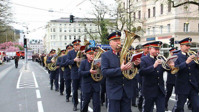 Die Musikkapelle der Polizei zog anlässlich der Floriani-Feier durch die Stadt.