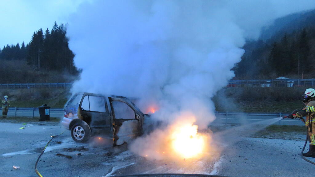 Auto brennt auf Autobahnparkplatz Klaubgraben, A10