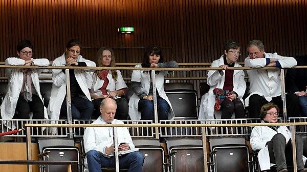 Unter Beobachtung durch Ärztevertreter wurde das Paket geschnürt