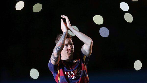 Messi klatscht sich schon auf das Spiel in Tiflis ein