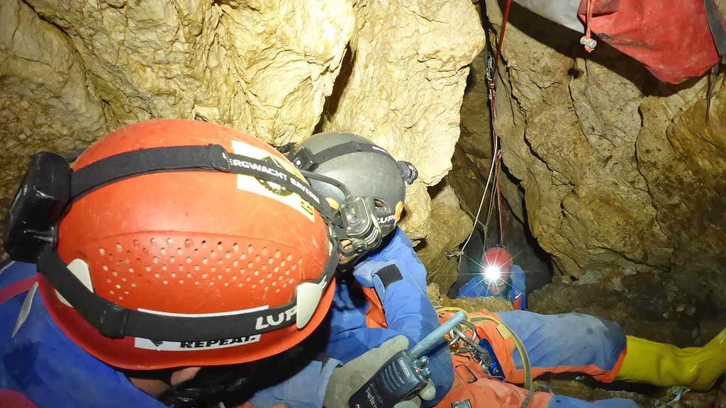 Höhlenretter säubern Riesending-Höhle