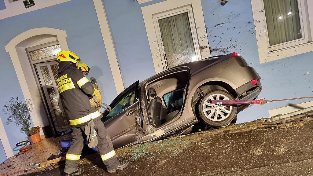 Kremsmünster: Alkolenker stürzt fast in Schacht