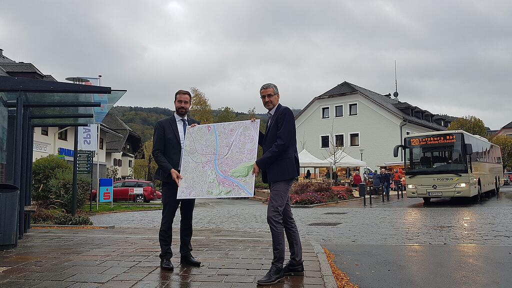Landesrat Stefan Schnöll und der Mattseer Bürgermeister Rene Kuel präsentieren die Änderungen im öffentlichen Verkehr für den Flachgau.