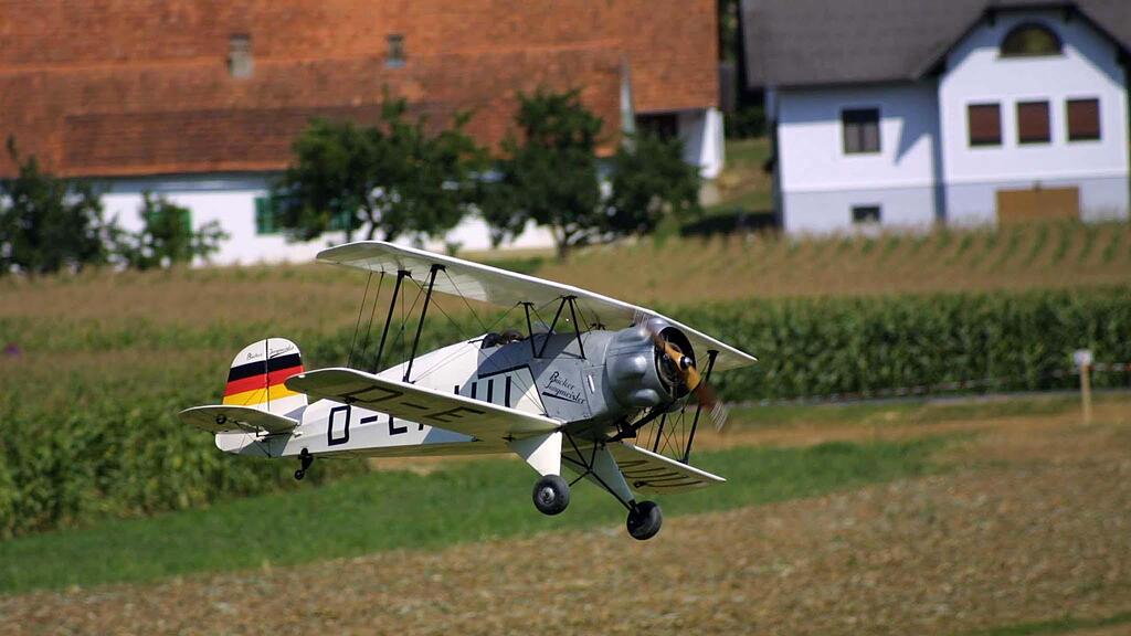 Ein zehnjähriger Bub hat sich beim Spielen mit einem Modell-Flieger schwer verletzt.