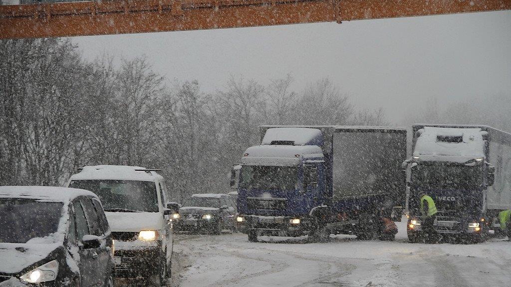 Schnee sorgt für Unfälle und Verkehrschaos: Stau auf der A1