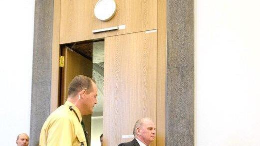 Auftakt im Prozess gegen FC Bayern-Präsident Uli Hoeneß