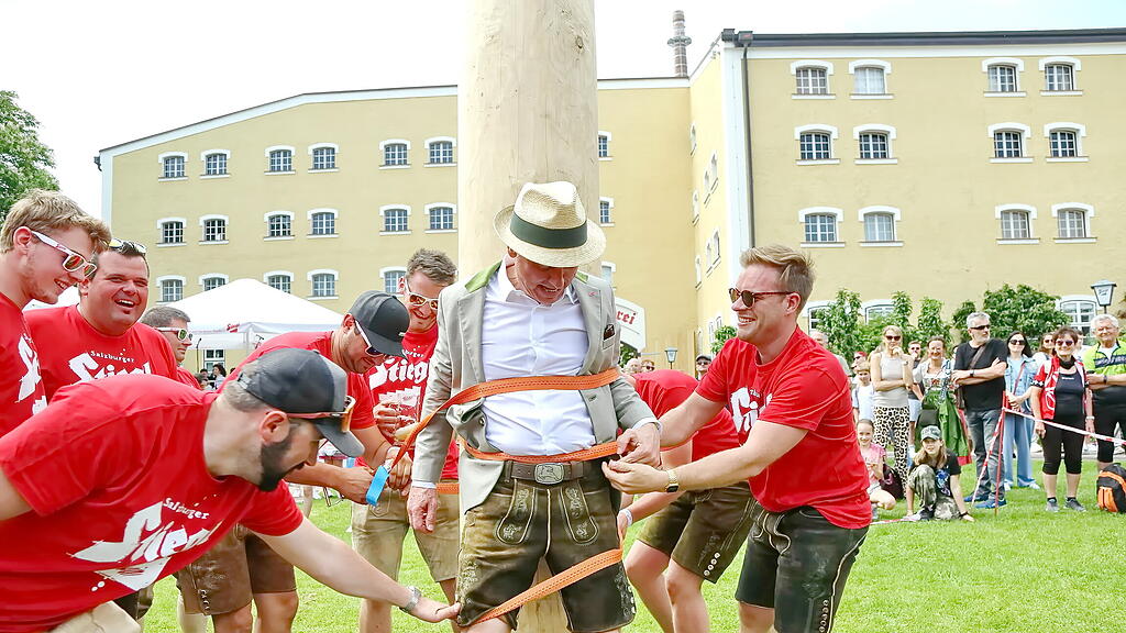 Stiegl Maibaumaufstellen