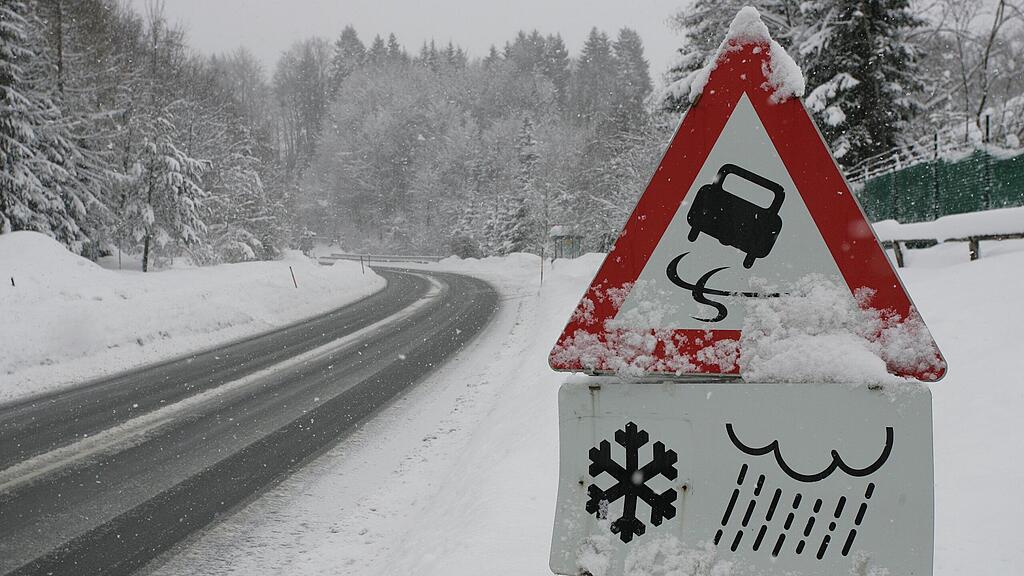 Am Dienstagabend setzt vom Kaisergebirge bis zum Wechsel sowie im Wienerwald allmählich Schneefall ein, der nach und nach immer stärker wird (Symbolbild).