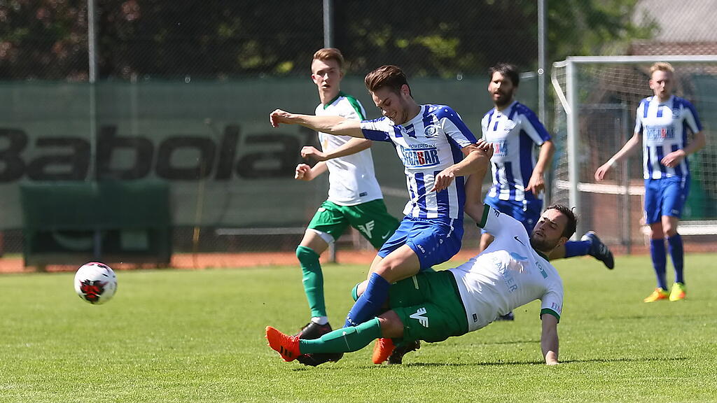 Bergheim (blau) droht der Fall in die Landesliga.