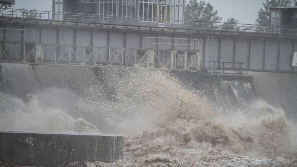 Hochwasser: Abtransporte im Kraftwerk Braunau