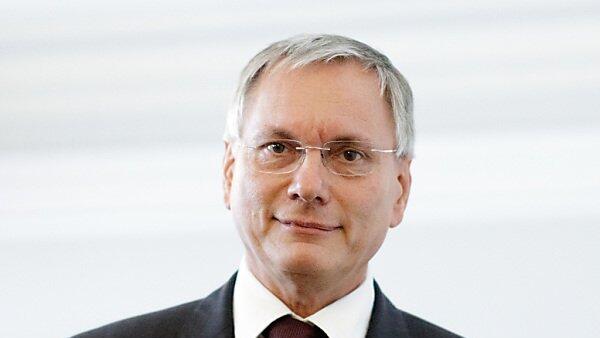 Stöger hält an den Dienstleistungsschecks für Asylwerber fest